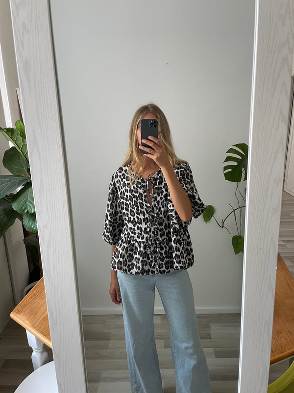Leo blouse light